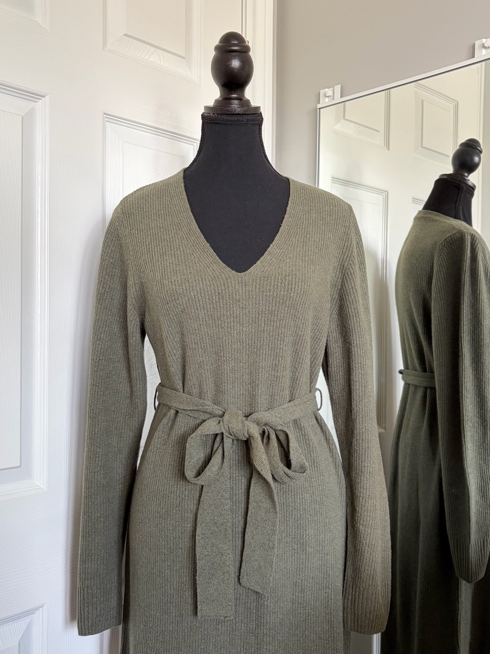 GAP Maternity CashSoft V-Neck Tie-Waist Midi Sweater Dress - M